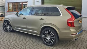 Carwrapping met A-merk folies, onderscheidende designs.